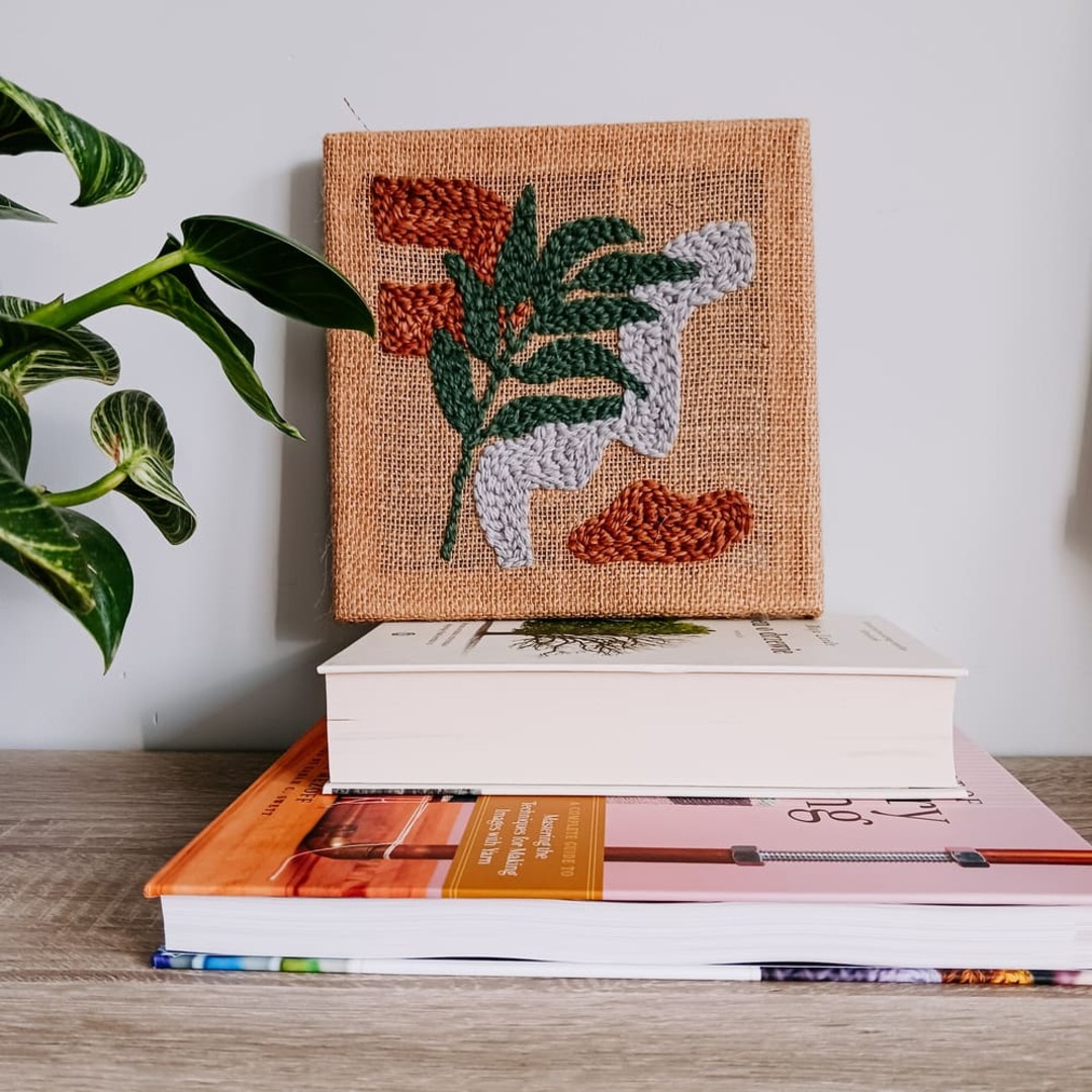 Mała dekoracja na ścianę - obrazek punch needle "Miniatura z liściem" - obrazek 2