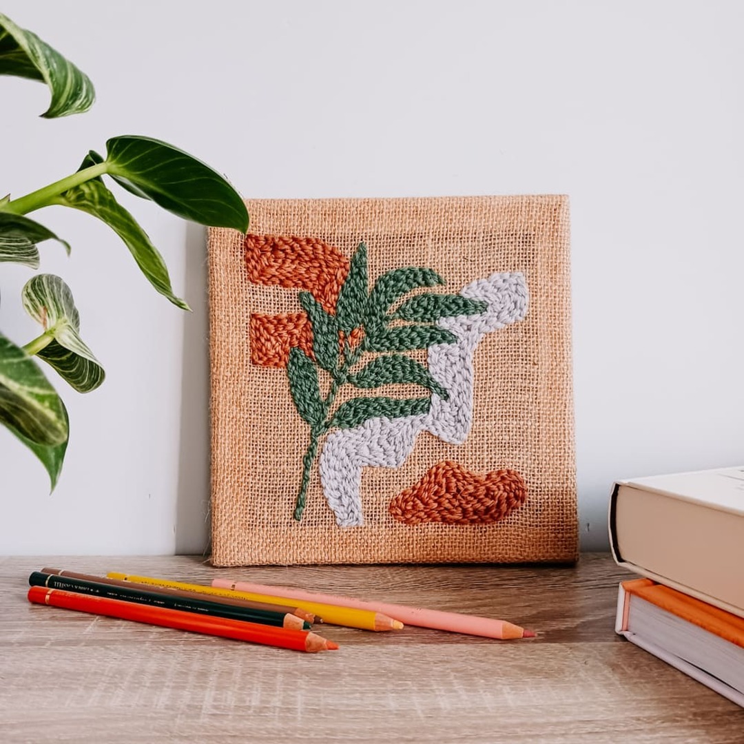 Mała dekoracja na ścianę - obrazek punch needle "Miniatura z liściem" - obrazek 7