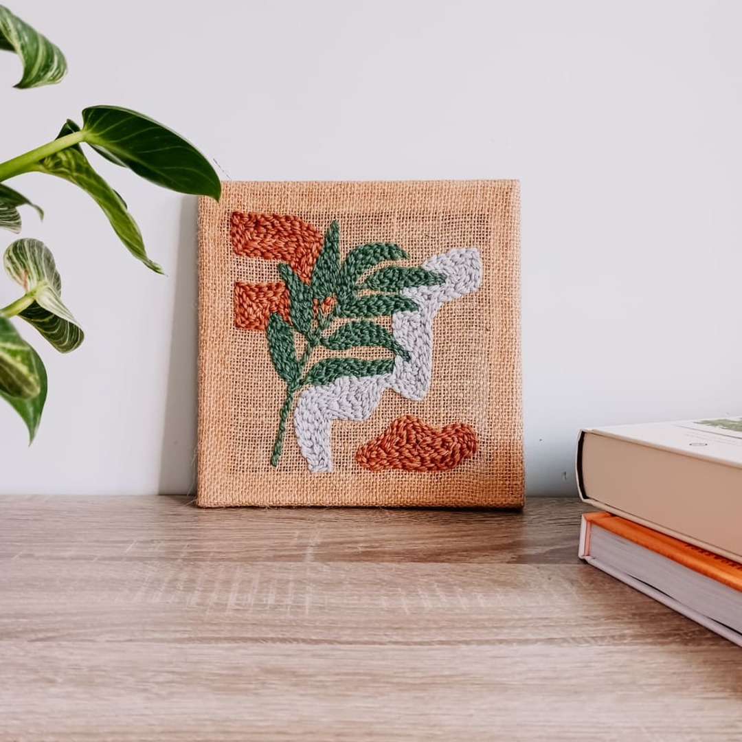 Mała dekoracja na ścianę - obrazek punch needle "Miniatura z liściem"