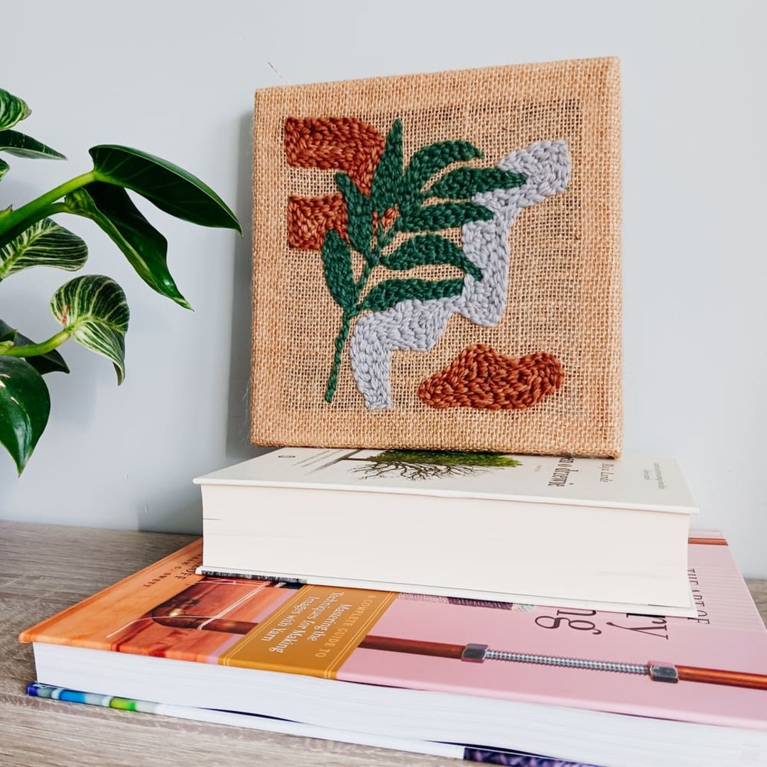 Mała dekoracja na ścianę - obrazek punch needle "Miniatura z liściem" - obrazek 8