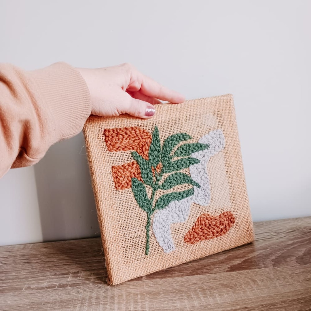 Mała dekoracja na ścianę - obrazek punch needle "Miniatura z liściem" - obrazek 3