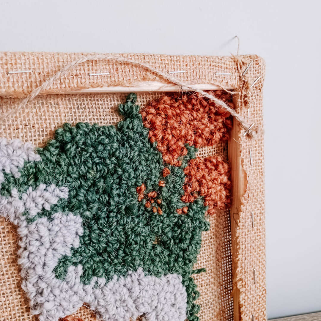 Mała dekoracja na ścianę - obrazek punch needle "Miniatura z liściem" - obrazek 4