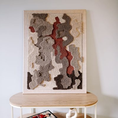 Obraz tekstylny w jesiennych barwach - beżach i brązach i abstrakcyjnym motywie kolorowych plam.