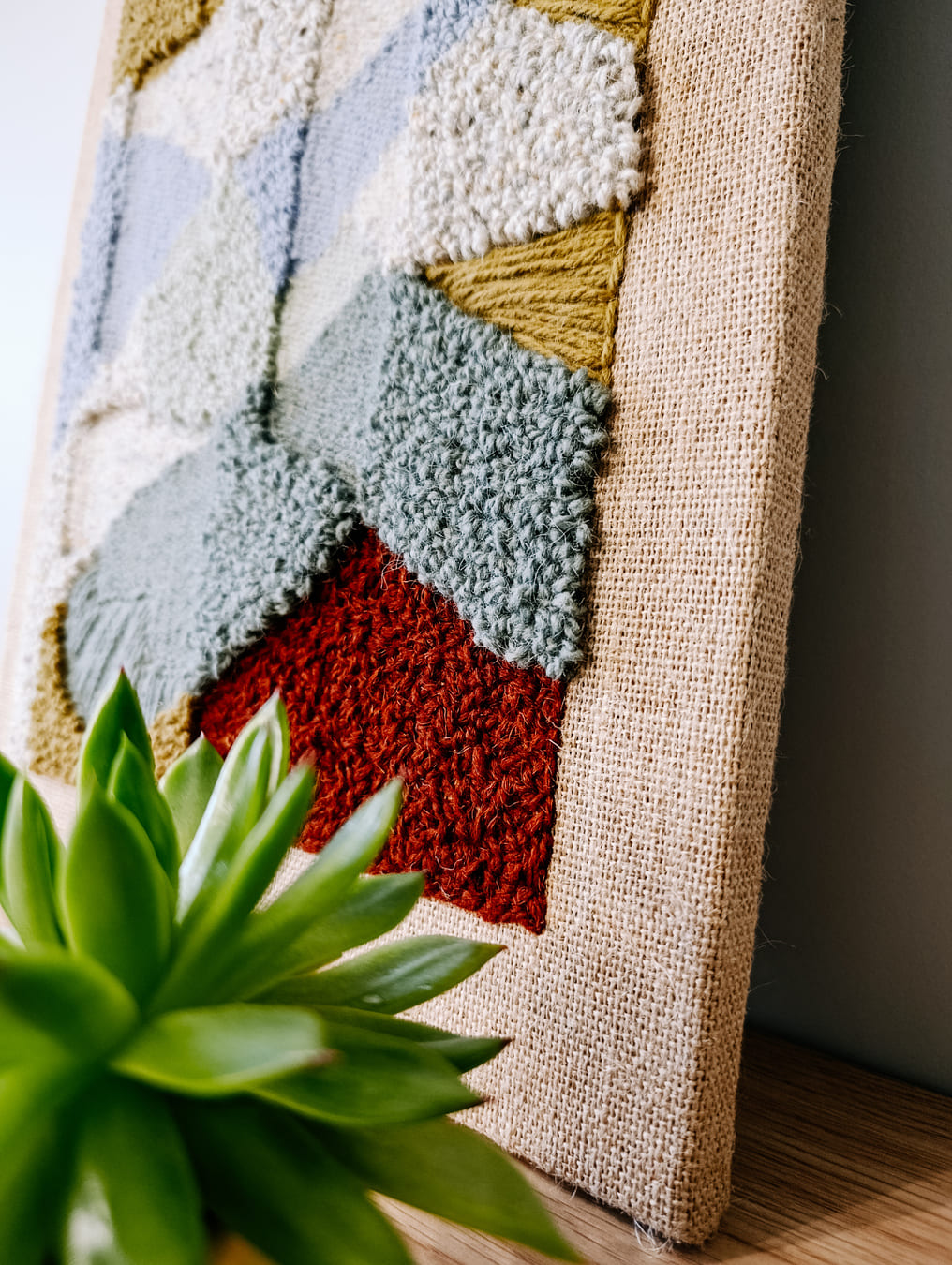 Abstrakcyjny obraz z wełny "Tkane formy" - obrazek 5