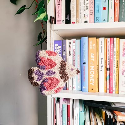 Zawieszka ścienna z wełny w kształcie ptaka