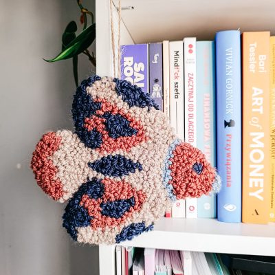 Zawieszka wełniana na ścianę w kształcie ptaka.