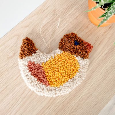 Miękka zawieszka ścienna w kształcie ptaszka.