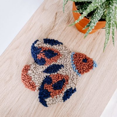 Zawieszka wełniana na ścianę w kształcie ptaka.