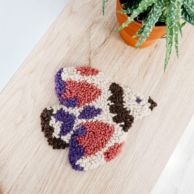 Zawieszka ścienna z wełny w kształcie ptaka