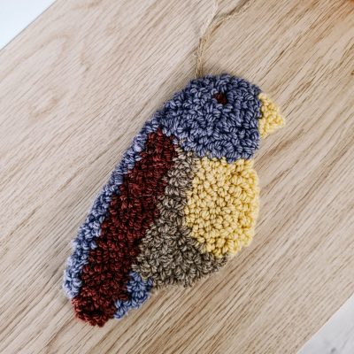 Miękka zawieszka ścienna wełniana w kształcie ptaszka.