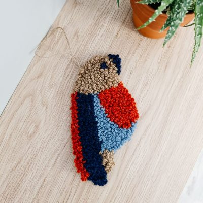 Miękka zawieszka ścienna wełniana w kształcie ptaszka.