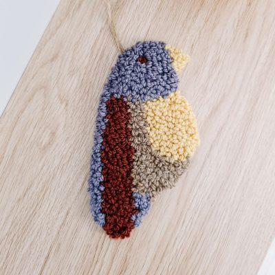 Miękka zawieszka ścienna wełniana w kształcie ptaszka.