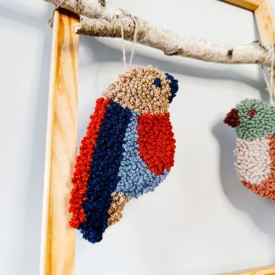 Miękka zawieszka ścienna wełniana w kształcie ptaszka.