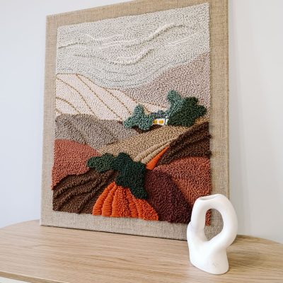 Obraz punch needle z jesiennym krajobrazem.