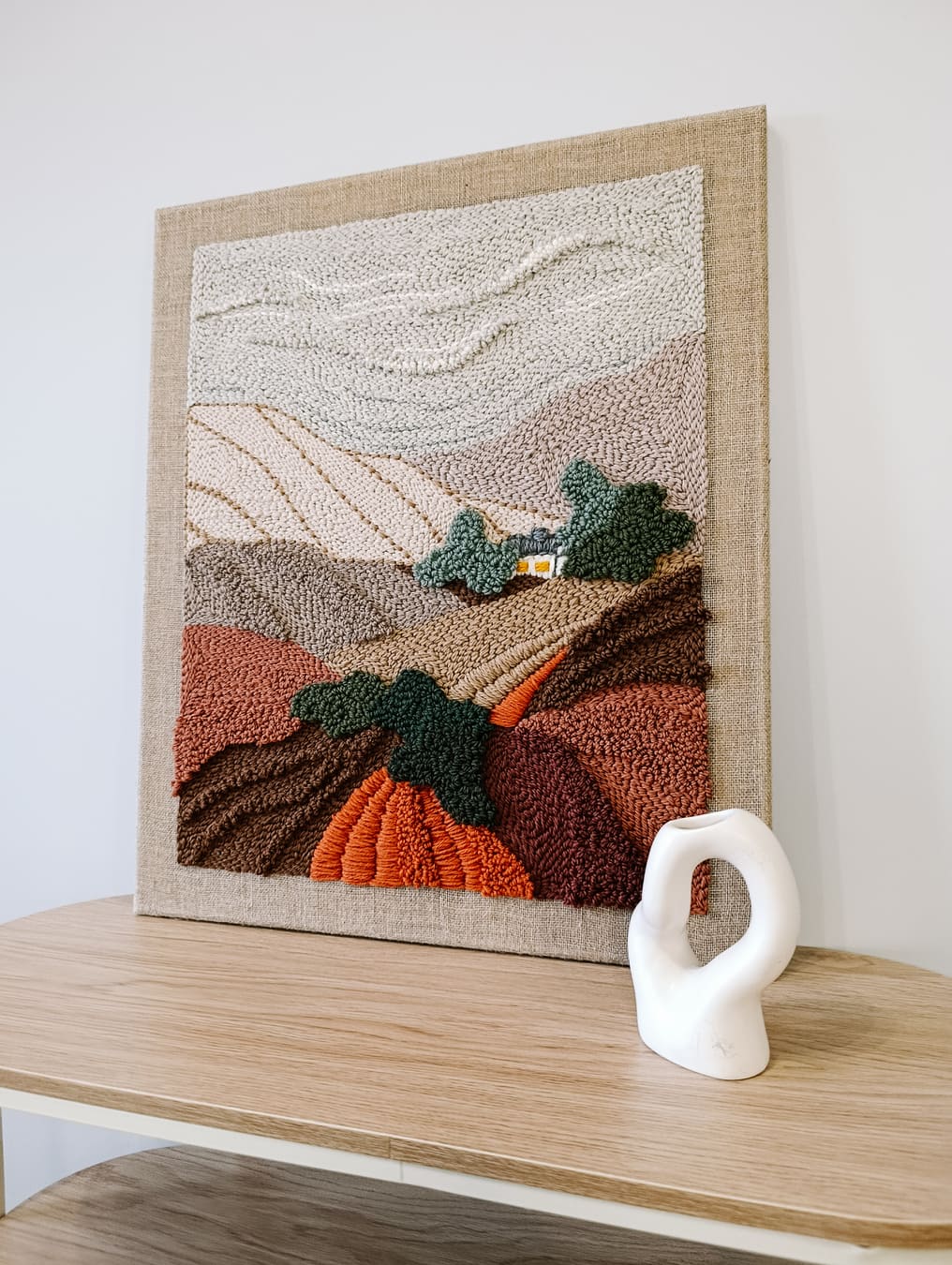 Obraz punch needle z jesiennym krajobrazem.