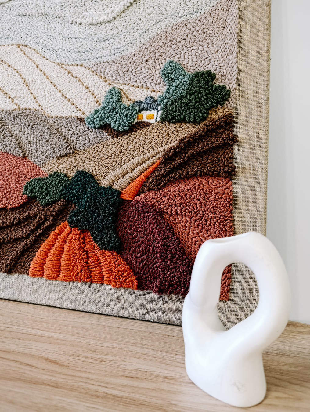 Obraz punch needle z jesiennym krajobrazem.