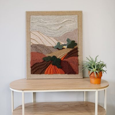 Obraz punch needle z jesiennym krajobrazem.