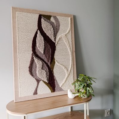 Obraz z wełny punch needle w naturalnych kolorach bieli, beżu i brązu.