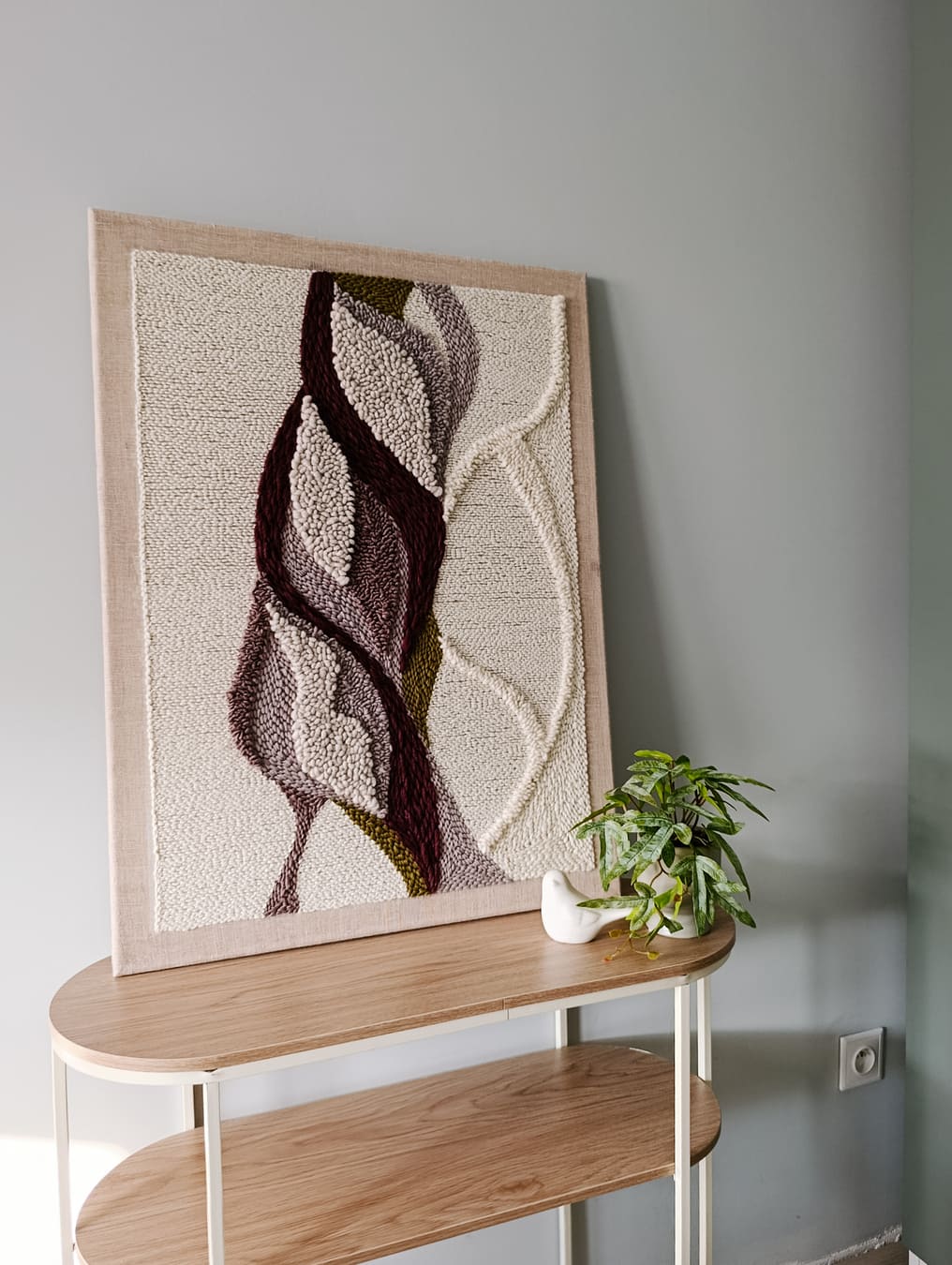 Obraz z wełny punch needle w naturalnych kolorach bieli, beżu i brązu.